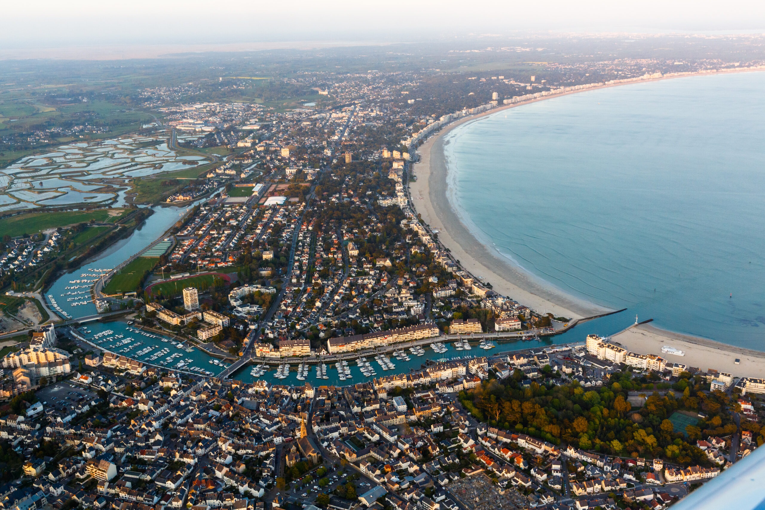 Vue aérienne de La Baule, sa plage, son port et son littoral depuis un avion de tourisme