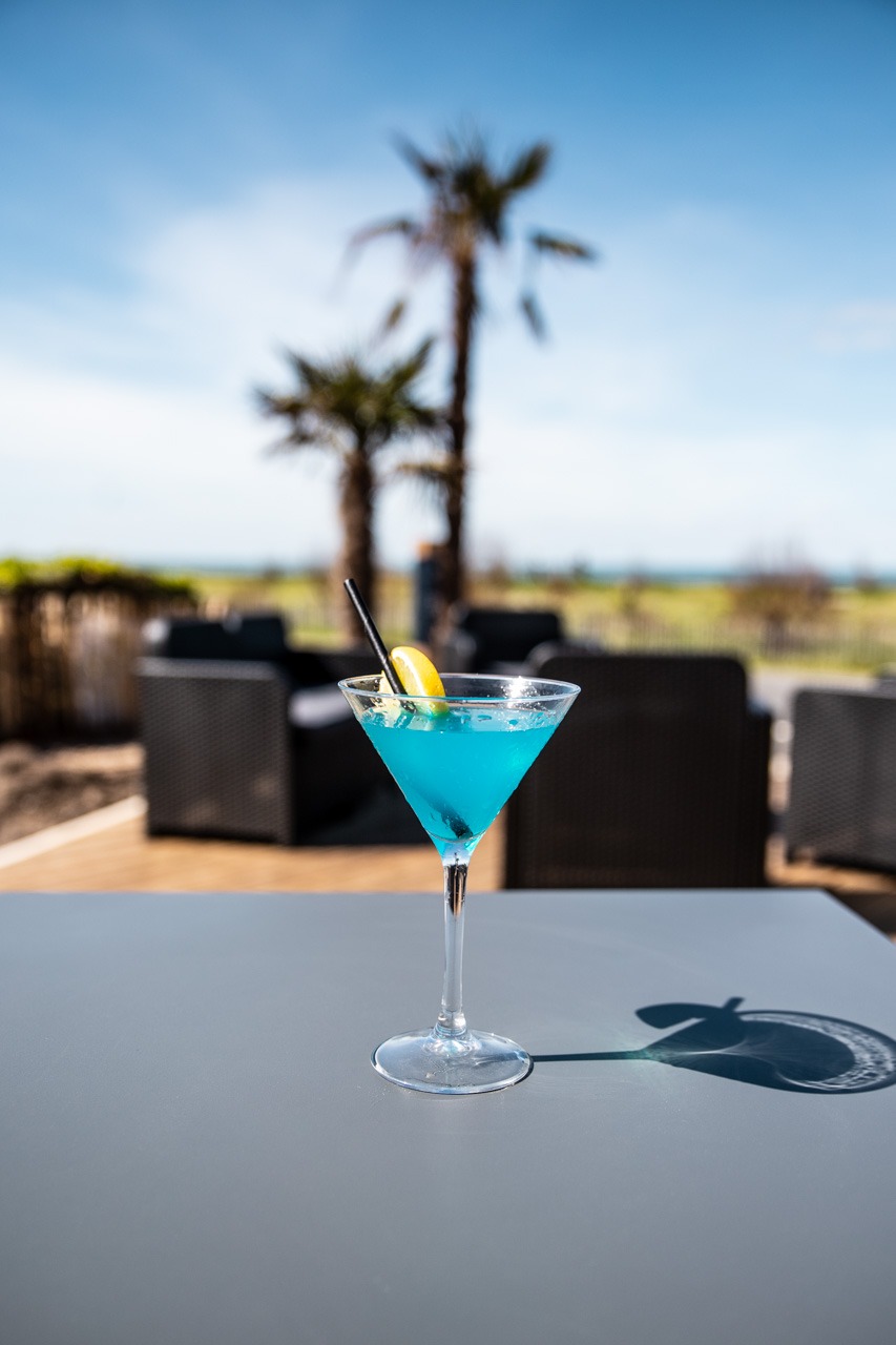 Cocktail bleu servi en terrasse au bar lounge du Castel Moor au Croisic