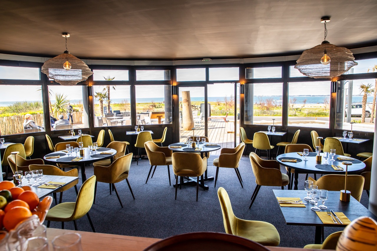 Salle de restaurant du Castel Moor avec vue panoramique sur la mer