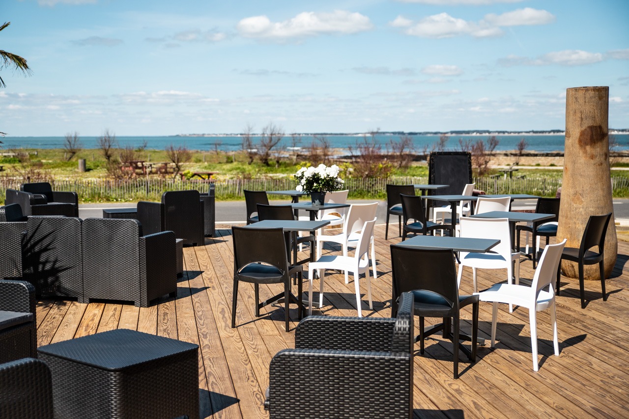 Terrasse du Castel Moor avec vue sur l'océan au Croisic