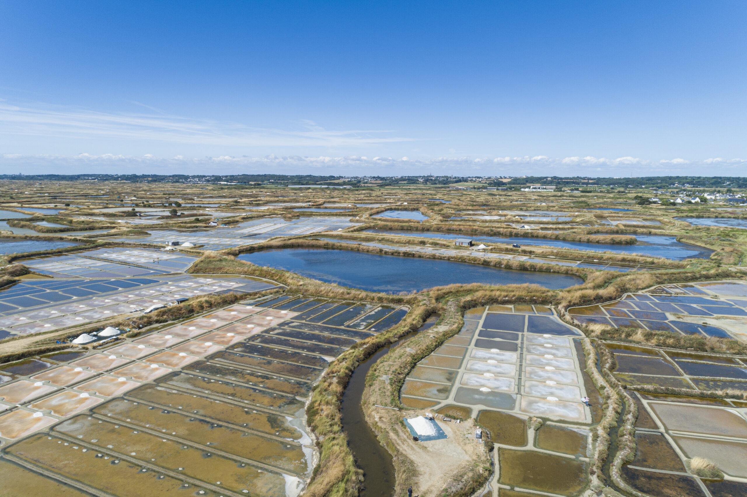 Panorama aérien des marais salants de Guérande où travaille le paludier Erwan Mathelier