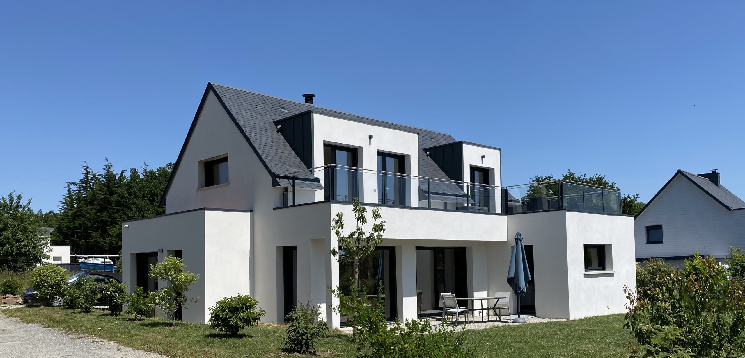Extension de maison avec grande terrasse en bois dans le Golfe du Morbihan
