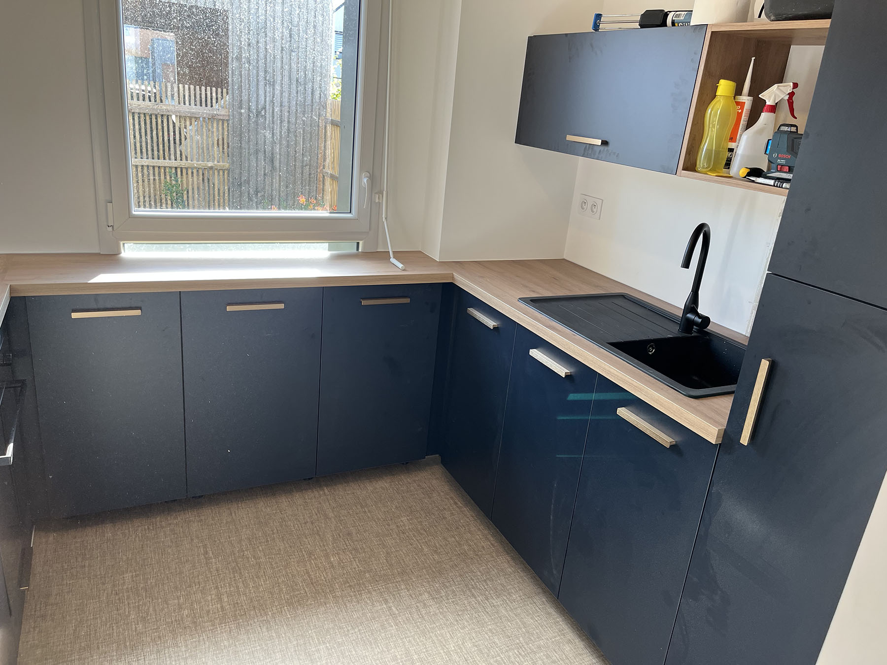 Cuisine bleu nuit et bois sur mesure conçue par APC Agencement