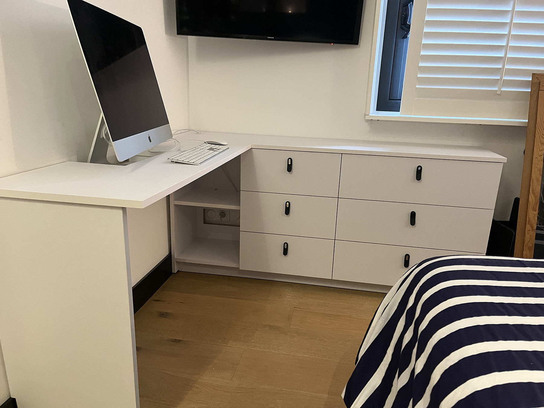 Meuble et rangement sur mesure dans une chambre, réalisation APC Agencement