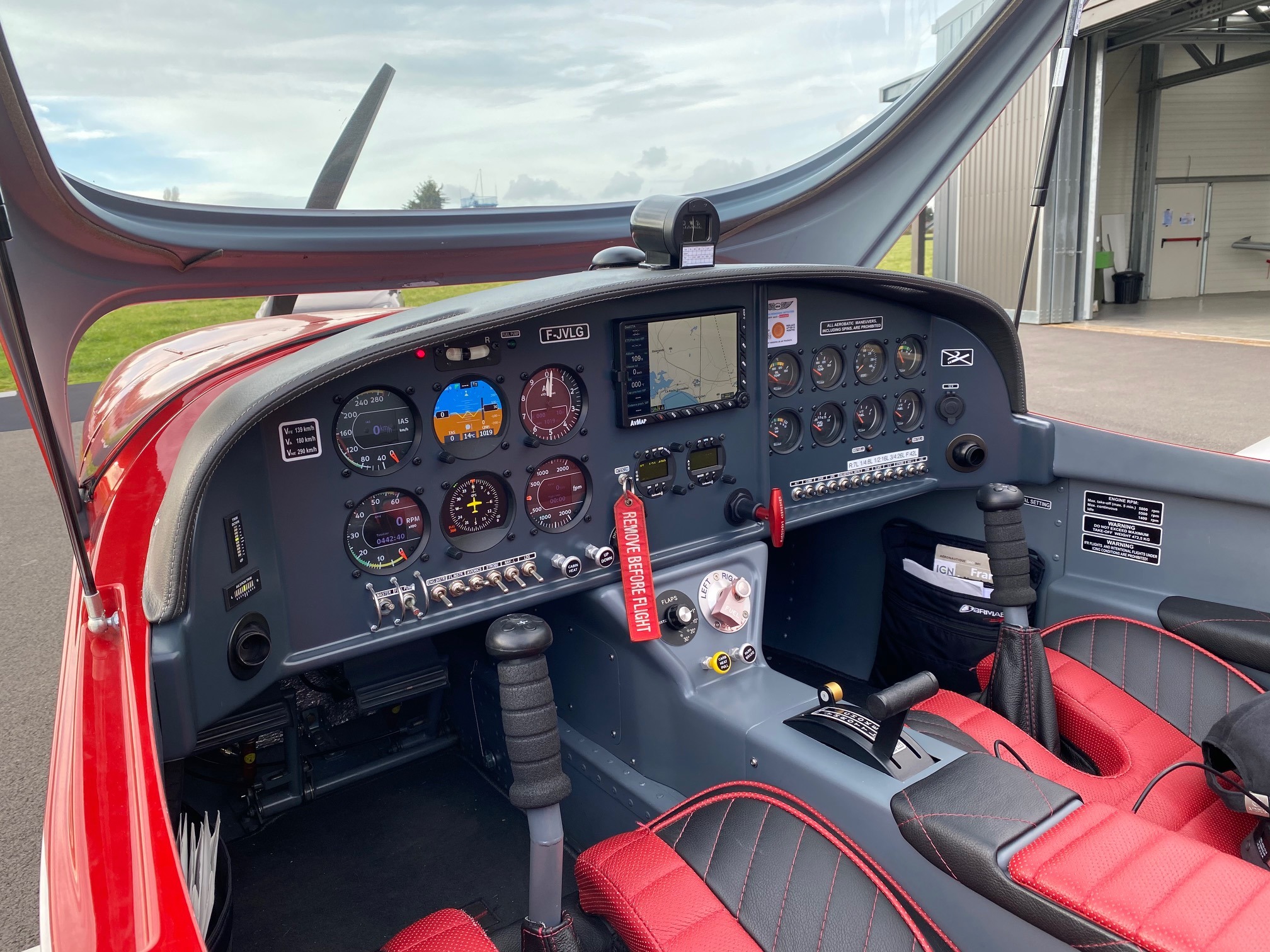 Cockpit d'avion d'initiation au pilotage avec instruments de bord et sièges rouges