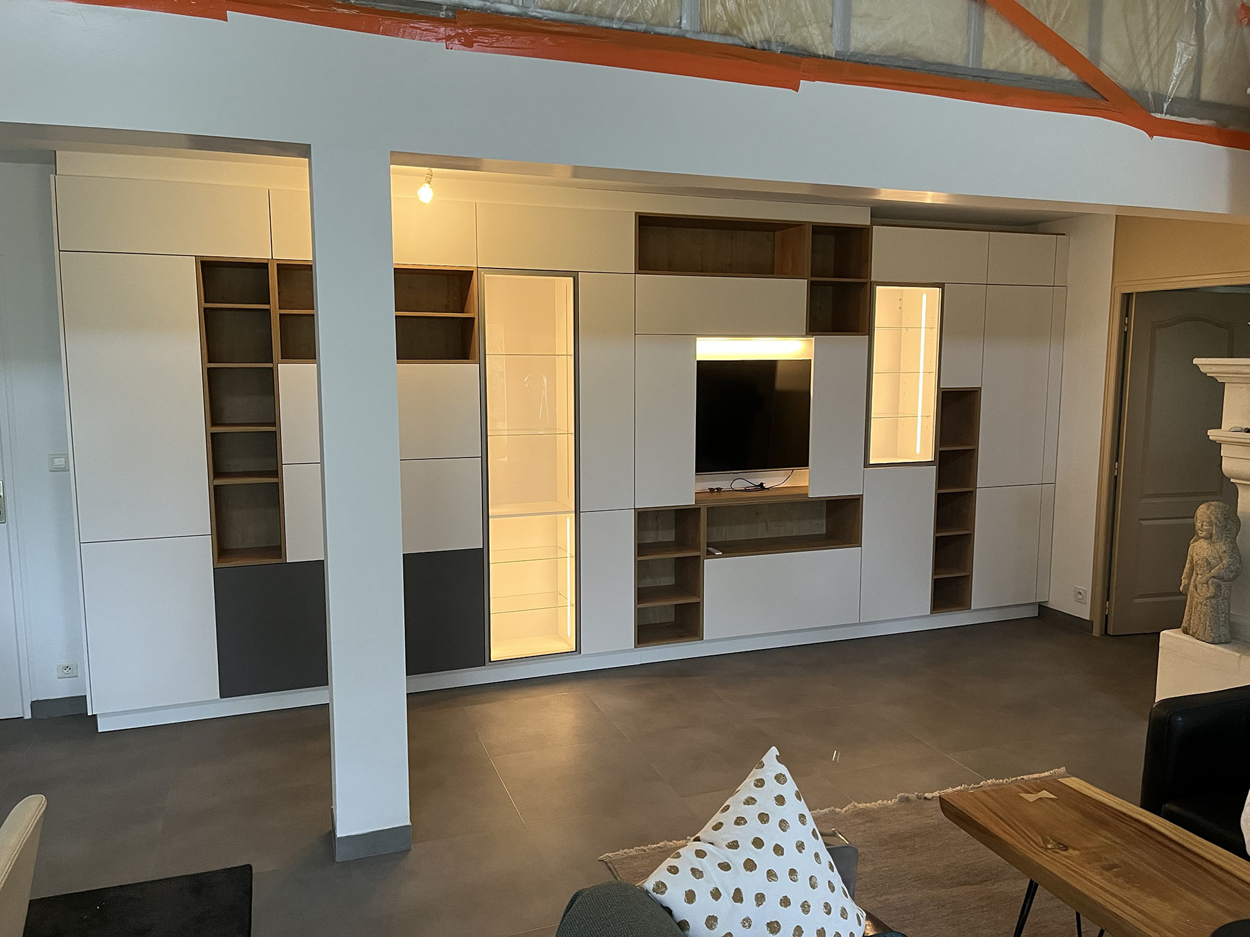 Bibliothèque et meuble TV sur mesure dans un salon, agencement APC