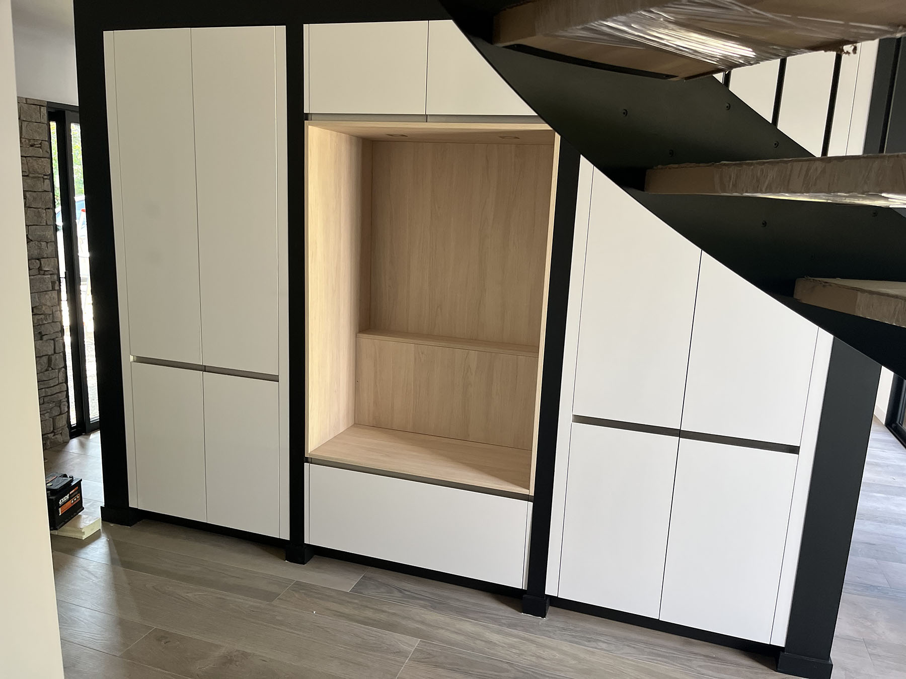 Rangement sur mesure sous escalier avec niche en bois, APC Agencement