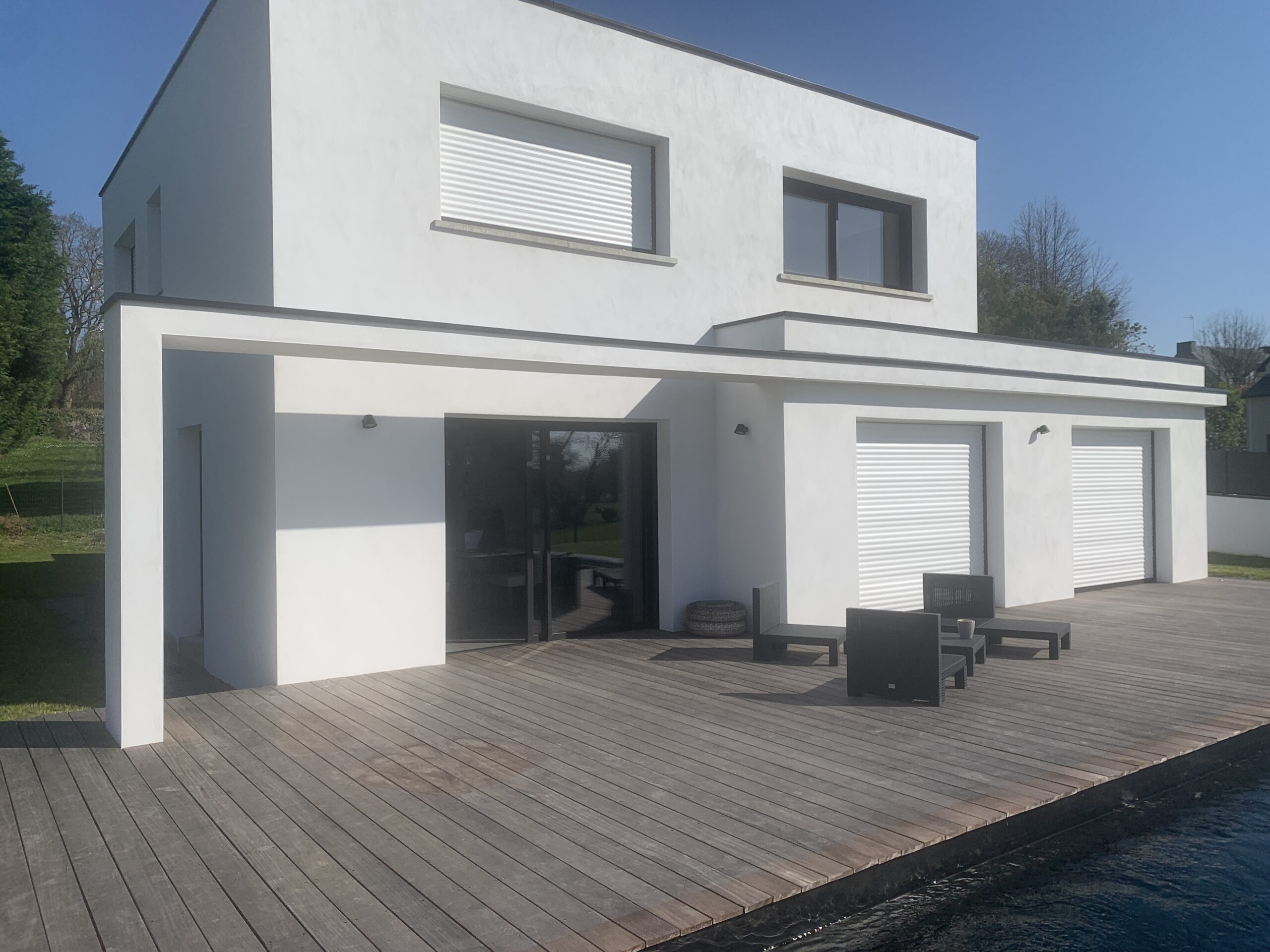Maison contemporaine blanche avec garage et terrasse bord de mer
