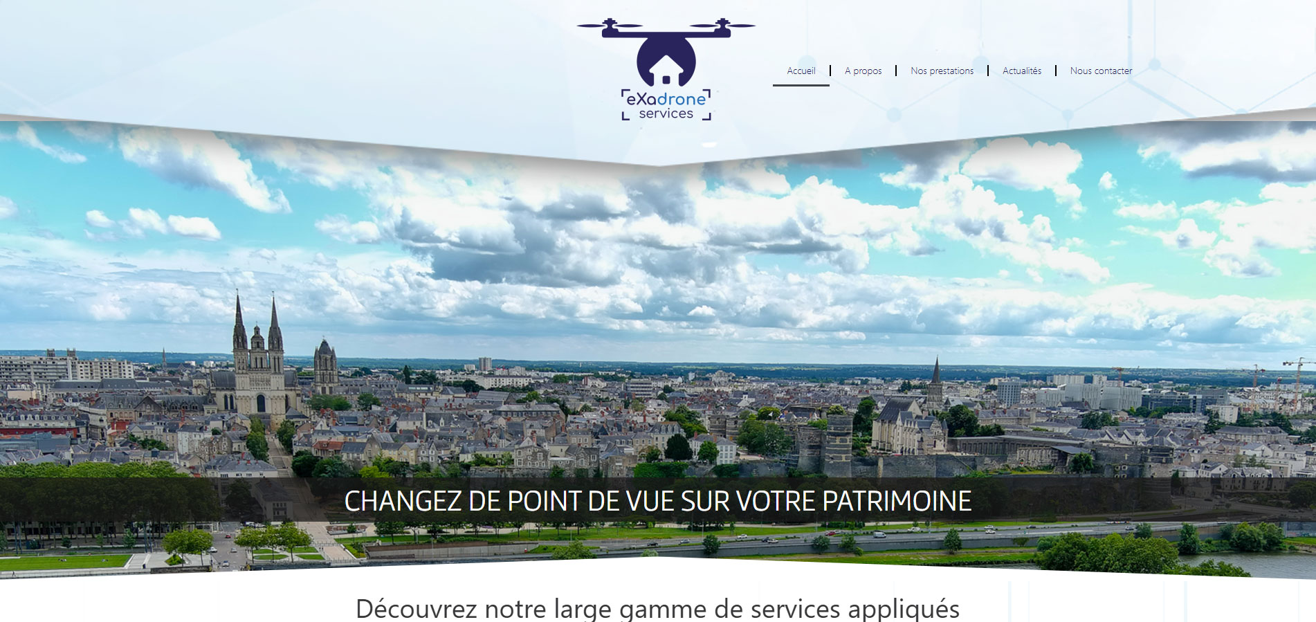 Page d'accueil du site Exadrone Services avec vue aérienne de la ville d'Angers