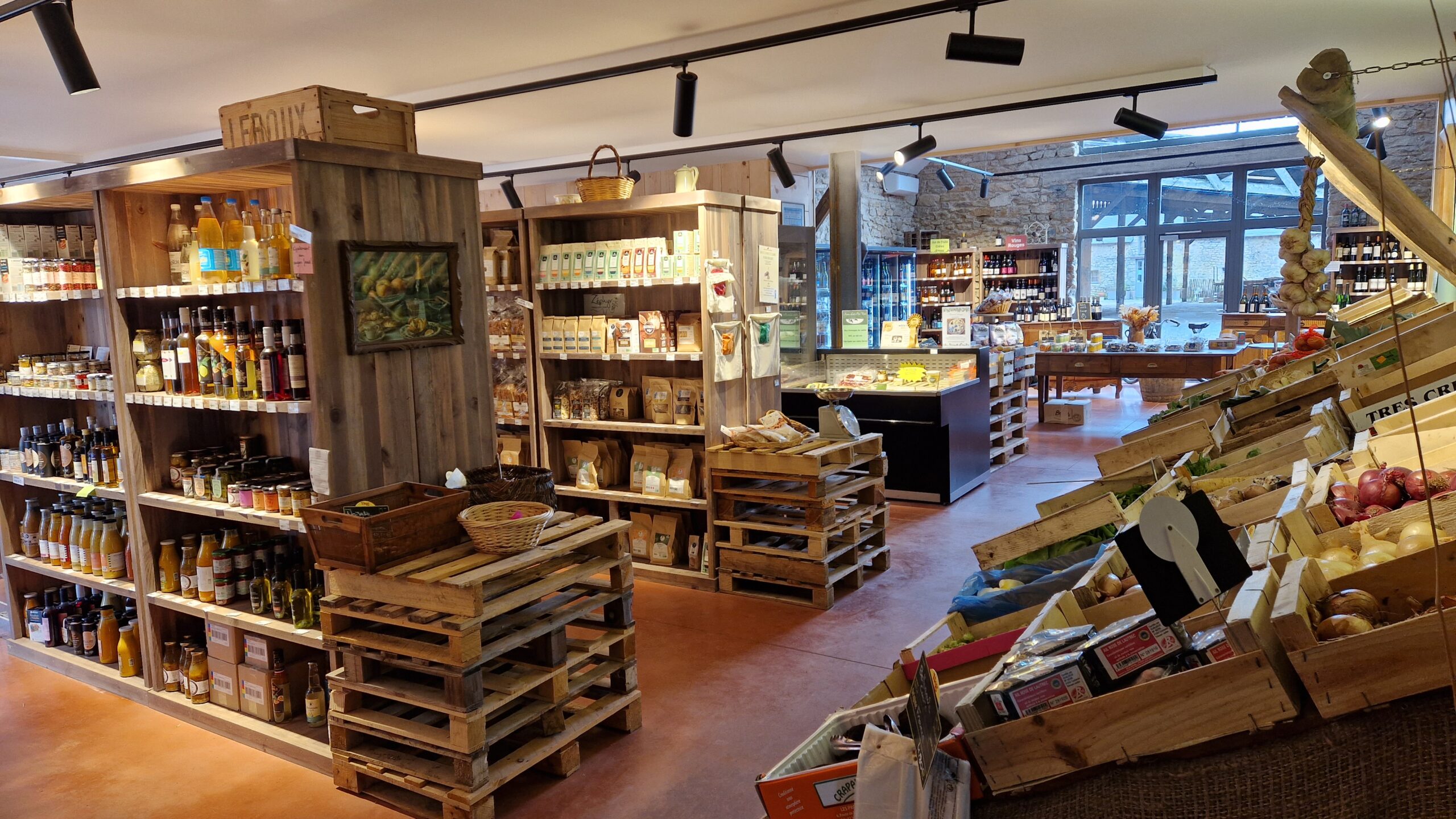 Intérieur du magasin de la Ferme Lait Prés Verts avec ses produits locaux à Guérande