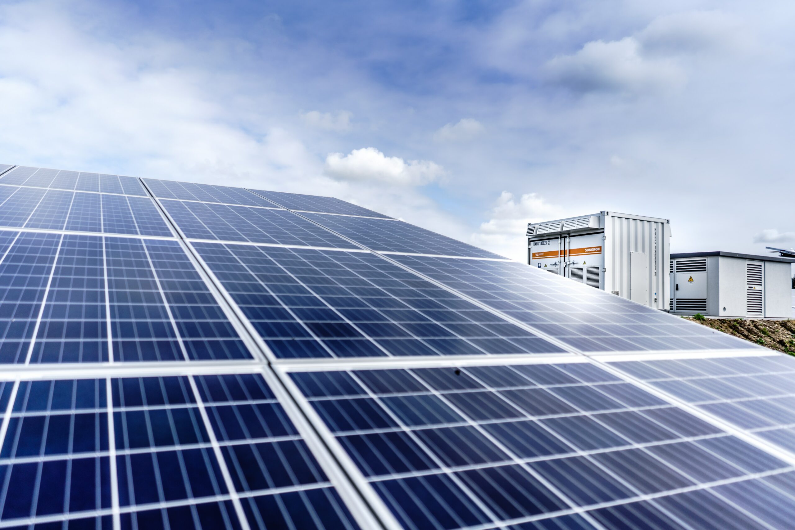 Panneaux solaires et système de stockage installés sur un toit, patrimoine immobilier technique