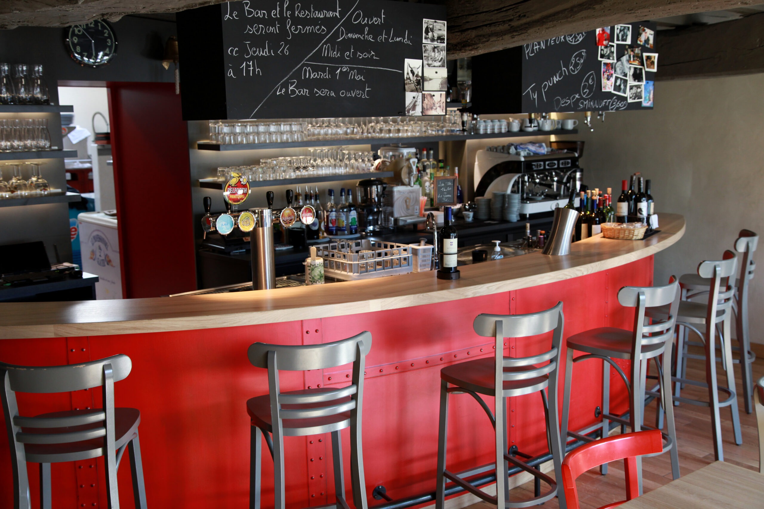 Bar sur mesure fabriqué par Tual Agencement pour un établissement de restauration