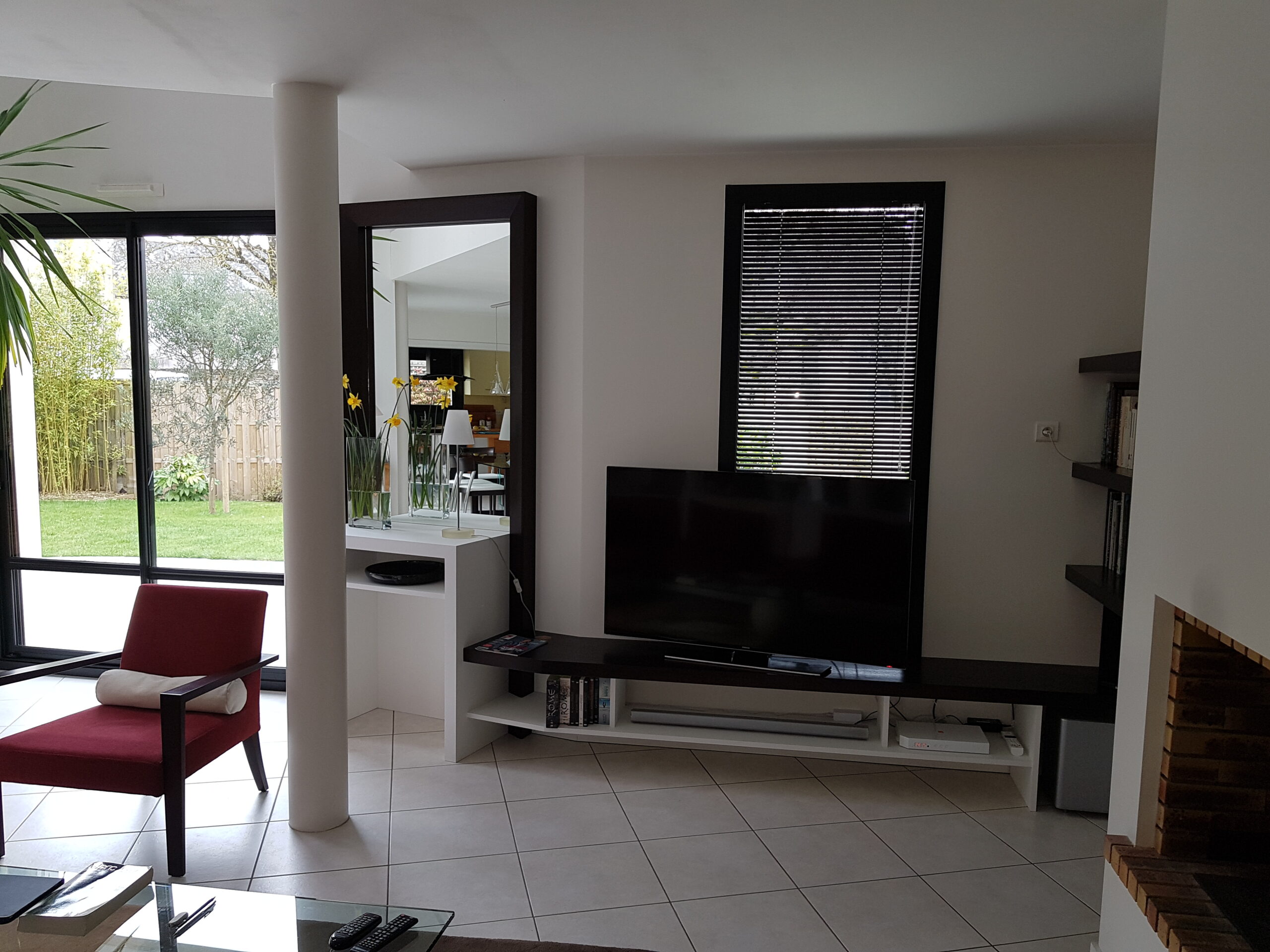Réalisation de mobilier sur mesure dans un salon par Tual Agencement à Muzillac