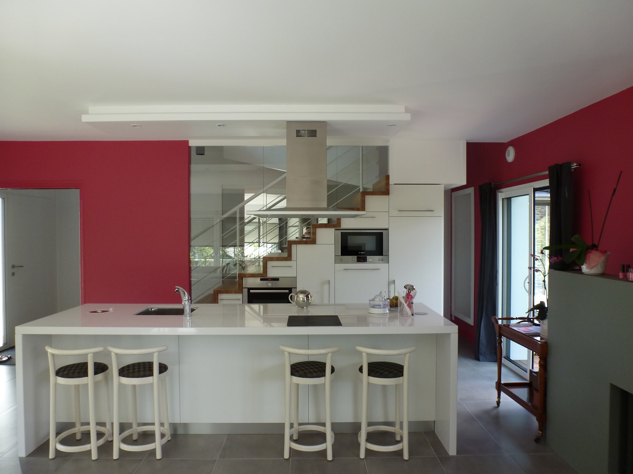 Cuisine sur mesure aménagée par Tual Agencement dans une maison du Morbihan