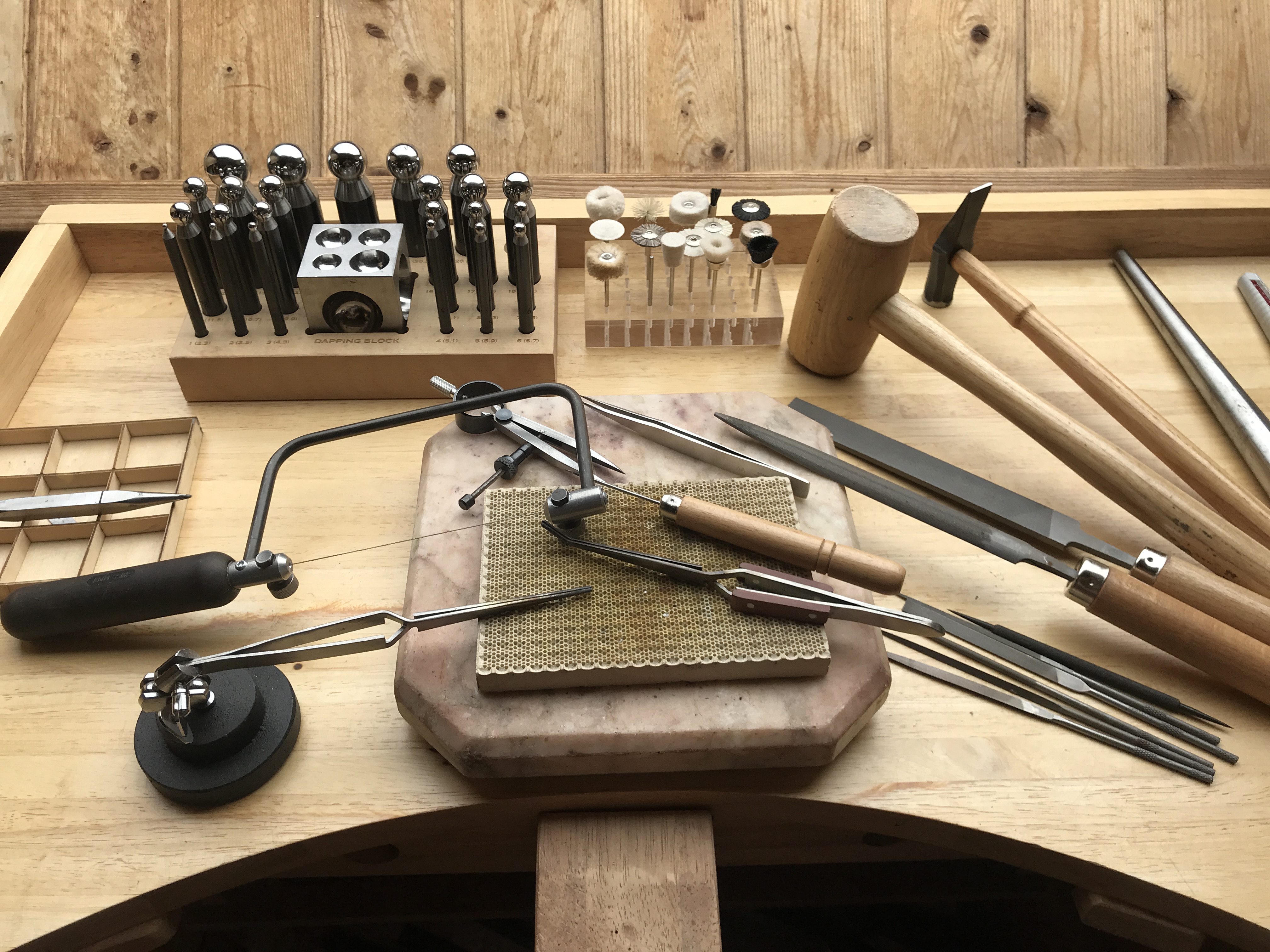 Outils de bijouterie sur un établi artisanal illustrant le savoir-faire de création de bijoux en argent à Pornichet