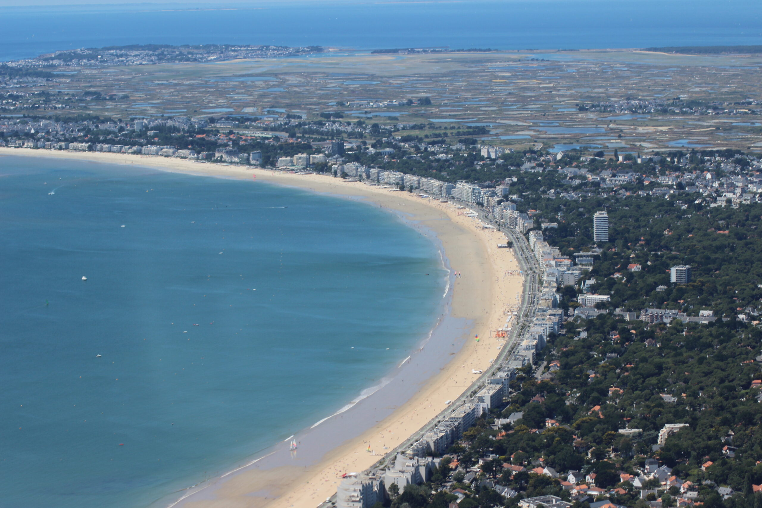 Vue aérienne de La Baule illustrant l’ancrage local et la cohérence de la présence en ligne de l’agence