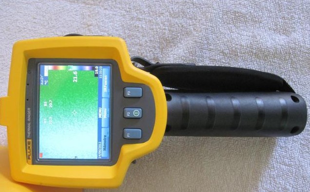 Caméra thermique utilisée lors du constat préalable pour la recherche de fuite d’eau sur un bassin à Villeneuve-Sous-Dammartin